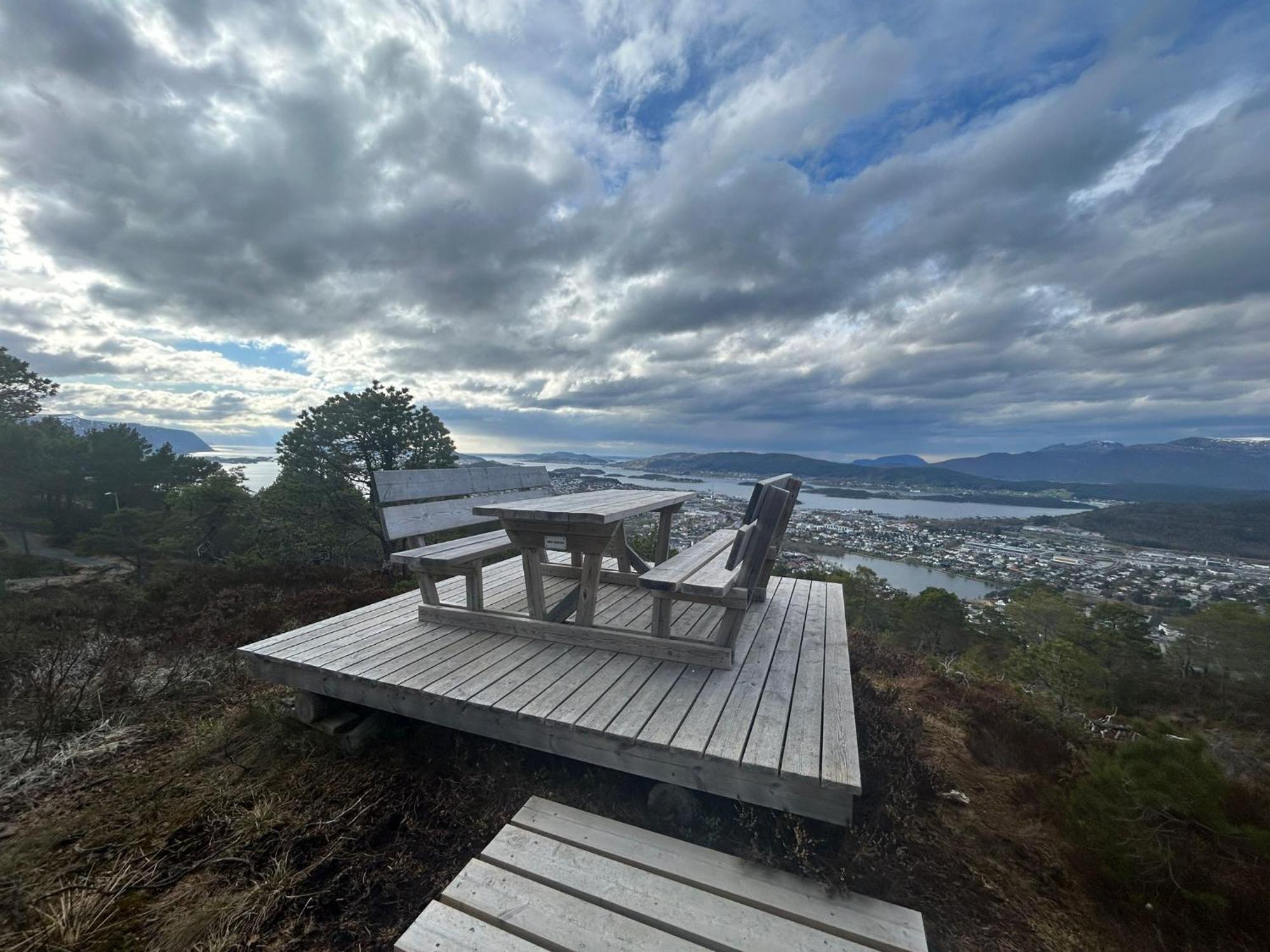 Cozy Retreat In The Heart Of Alesund Apartment Ngoại thất bức ảnh